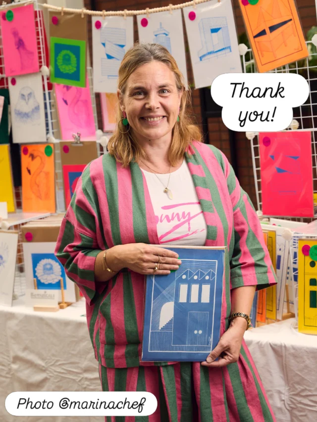Looking back on a fantastic Print Buddies market with enthusiastic customers, great conversations and a lovely lady who liked my suit so much that she drew me! ❤️ 
To everyone who submitted a special request for an Amsterdam icon... they are in the works! 

#market #illustration #screenprints #neon #amsterdam 

@theprintbuddies 
Portrait photography: @marinachef 
@bonnyzgraphicart