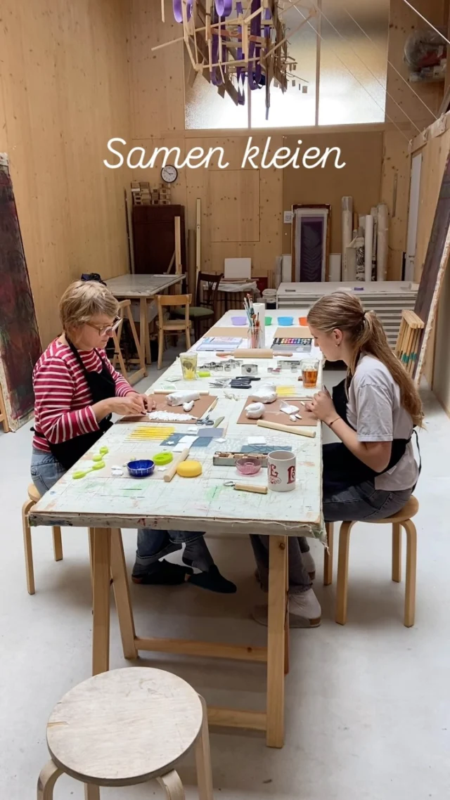 Wat was het een fijne zaterdagmiddag vorig weekend! Kleien met je tiener is heel ontspannen en rustgevend. Allebei je eigen ding maken, maar toch gezellig samen met aandacht voor elkaar. 
Komende week gaan we botanisch tekenen met aquarel. Wees welkom!

Info & boekingen: https://bonnyz.com/workshops/

#workshops #kleien #ouderenkind #amsterdam #schilderen

@bonnyzgraphicart