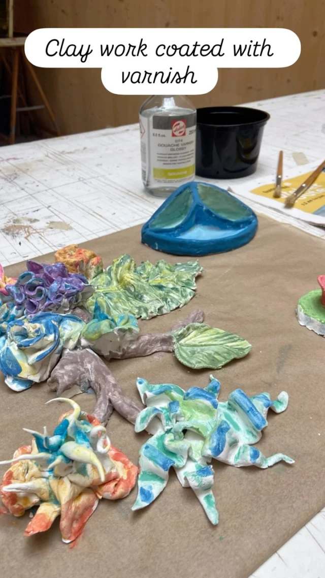 Het kleiwerk van de klanten in de vernis gezet. Komende week kunnen ze hun kunstwerkjes ophalen! :)

#workshops #kleien #ouderenkind #amsterdam #vernis 

@bonnyzgraphicart
